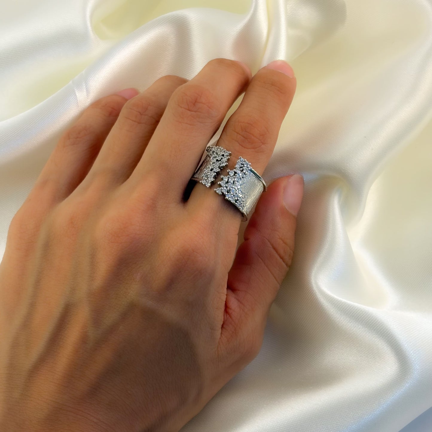 Anillo ancho textura abierto zirconias chapa ajustable (talla minima)