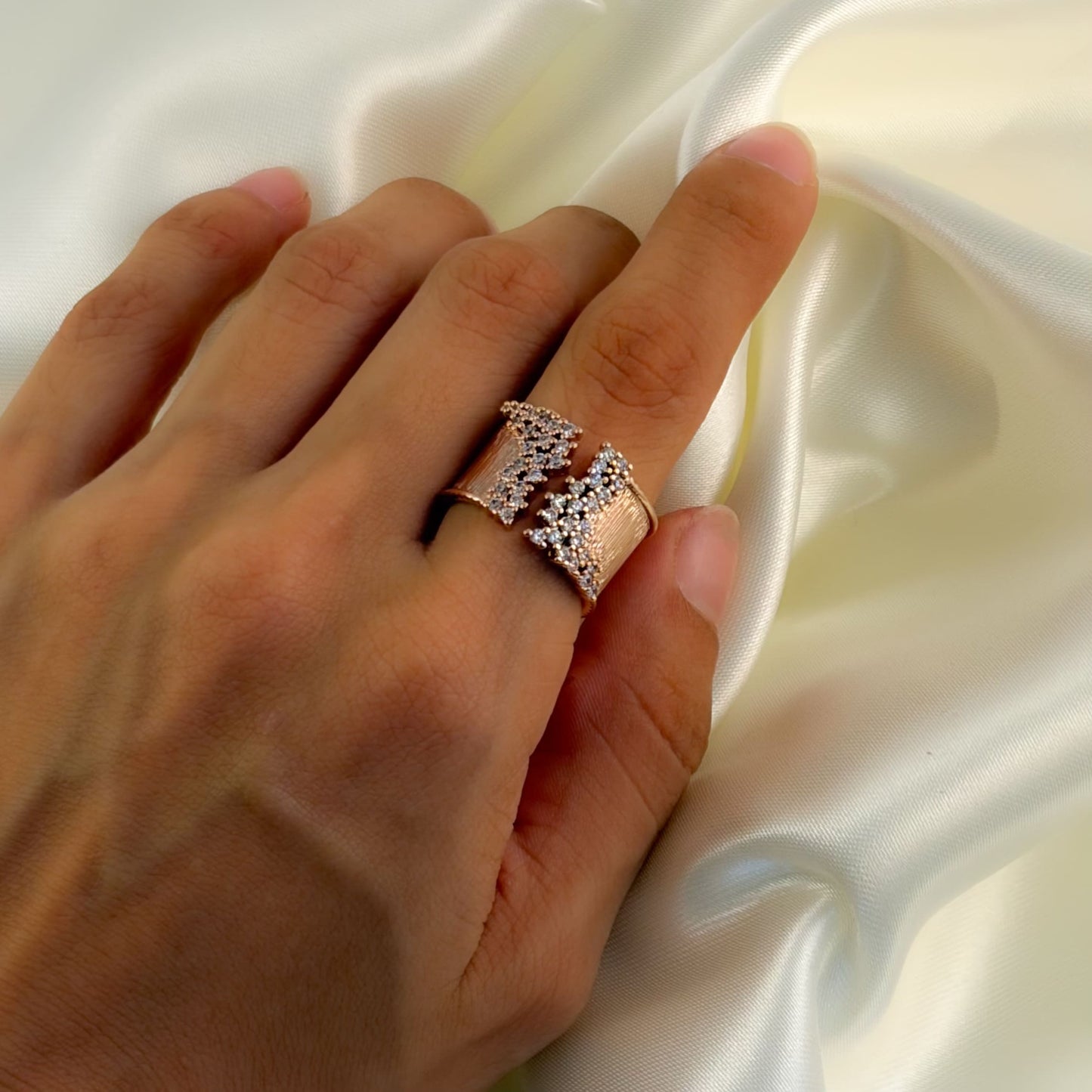 Anillo ancho textura abierto zirconias chapa ajustable (talla minima)