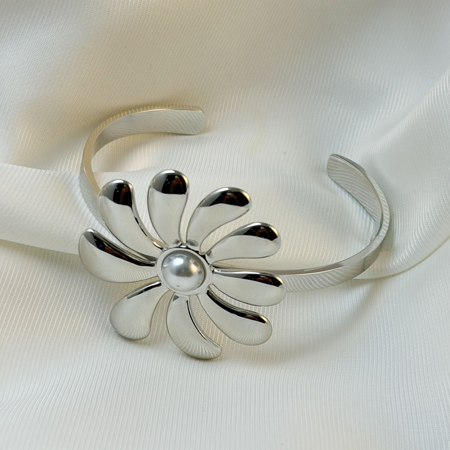 Brazalete delgado ajustable flor palma perla acero premium
