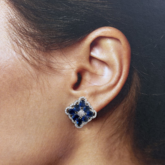 Arete pegado cuadro flor azul zirconias baño de rodio