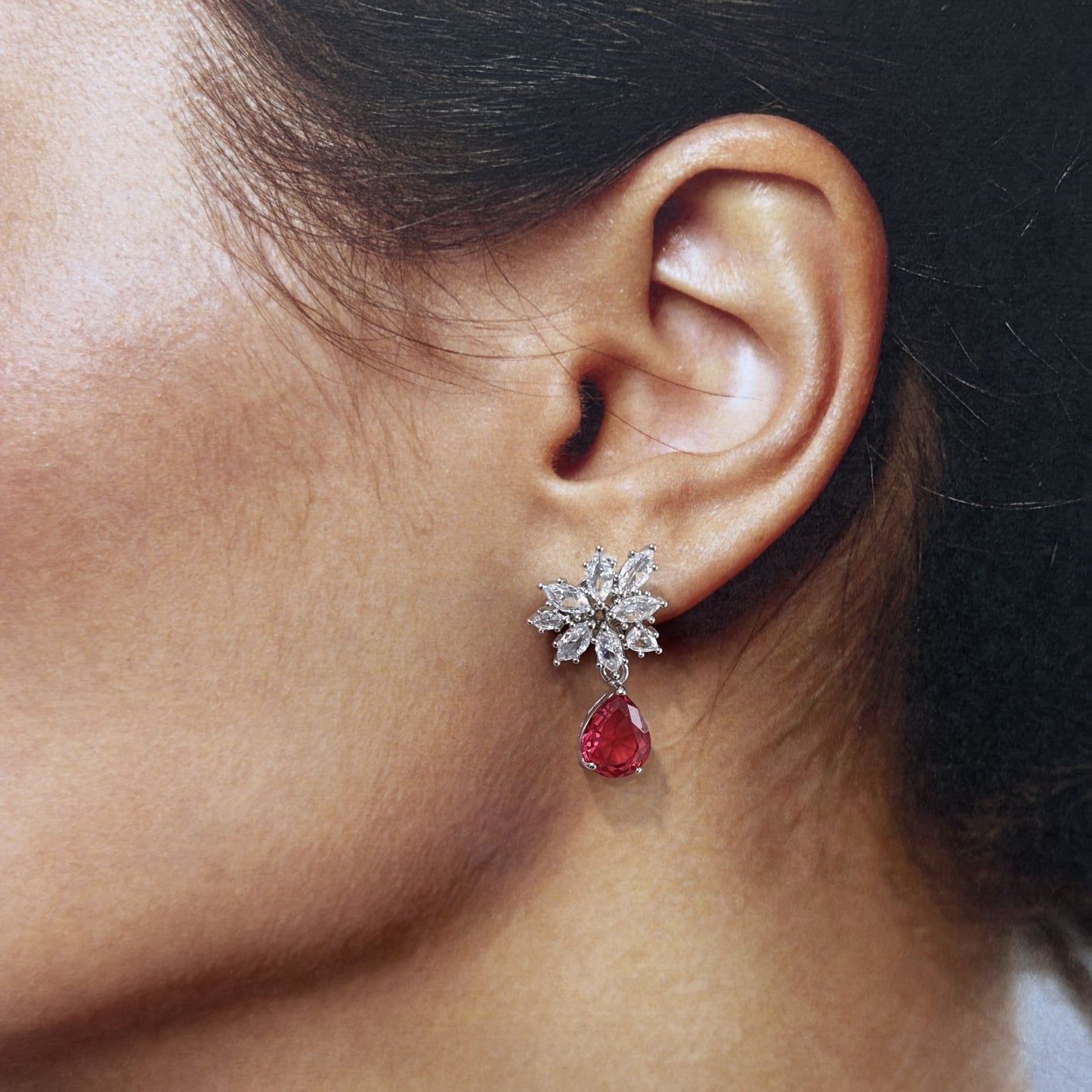 Arete plateado baño de oro gota chica rosa racimo zirconias