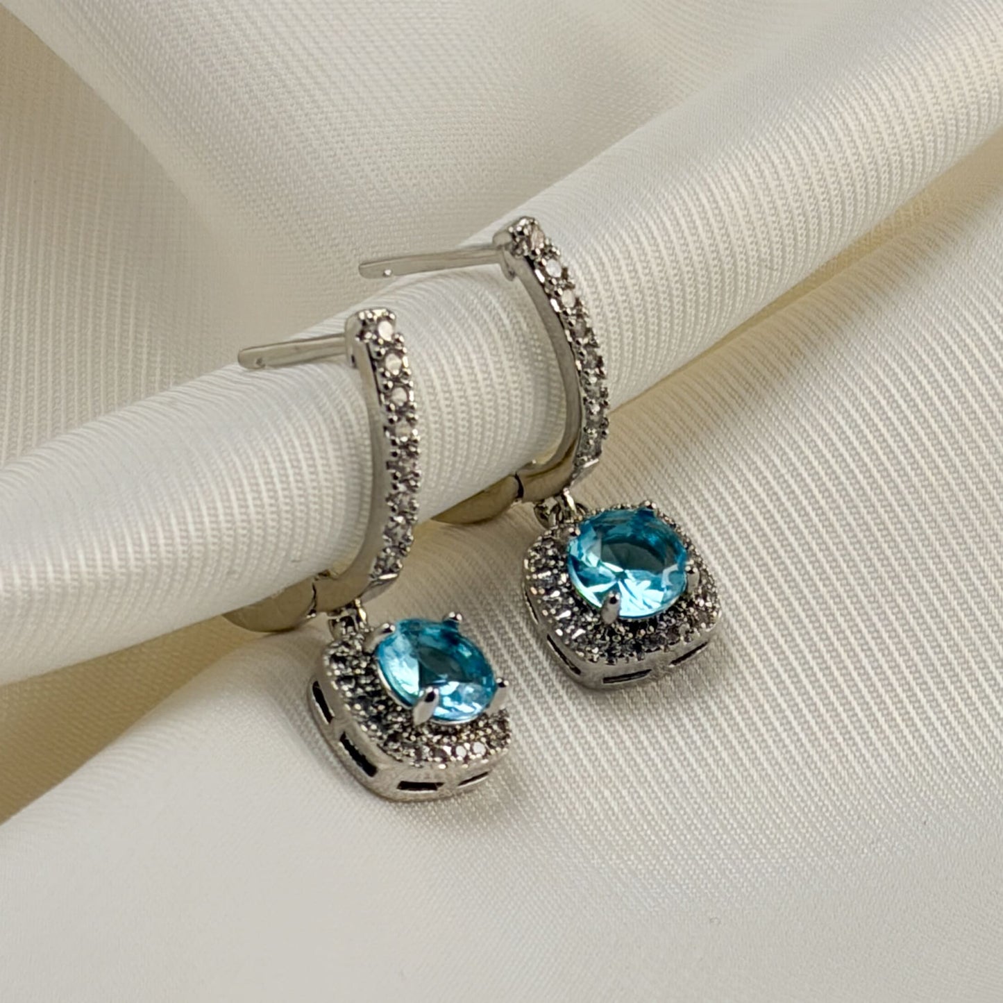 Arete tipo huggie zirconias cristal colgante