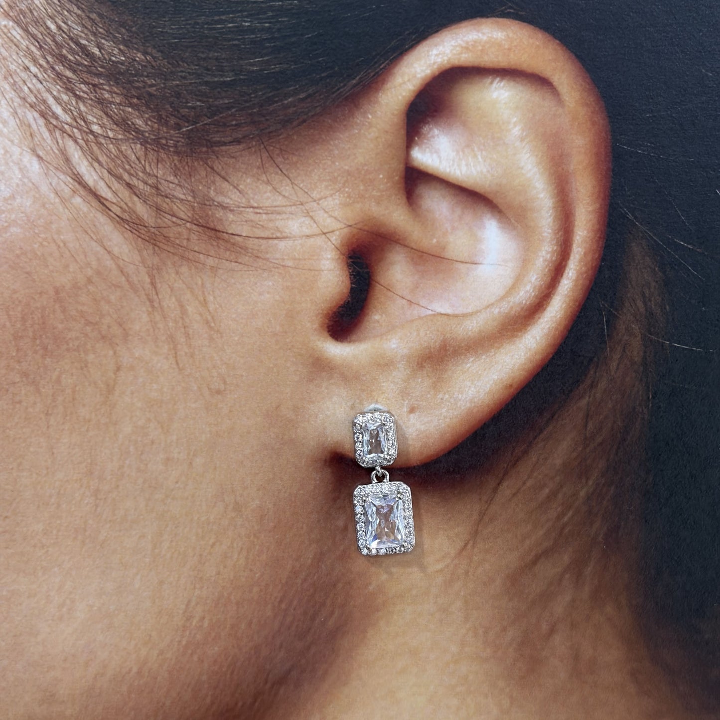 Arete pegado cristal cuadrado zirconias baño de rodio