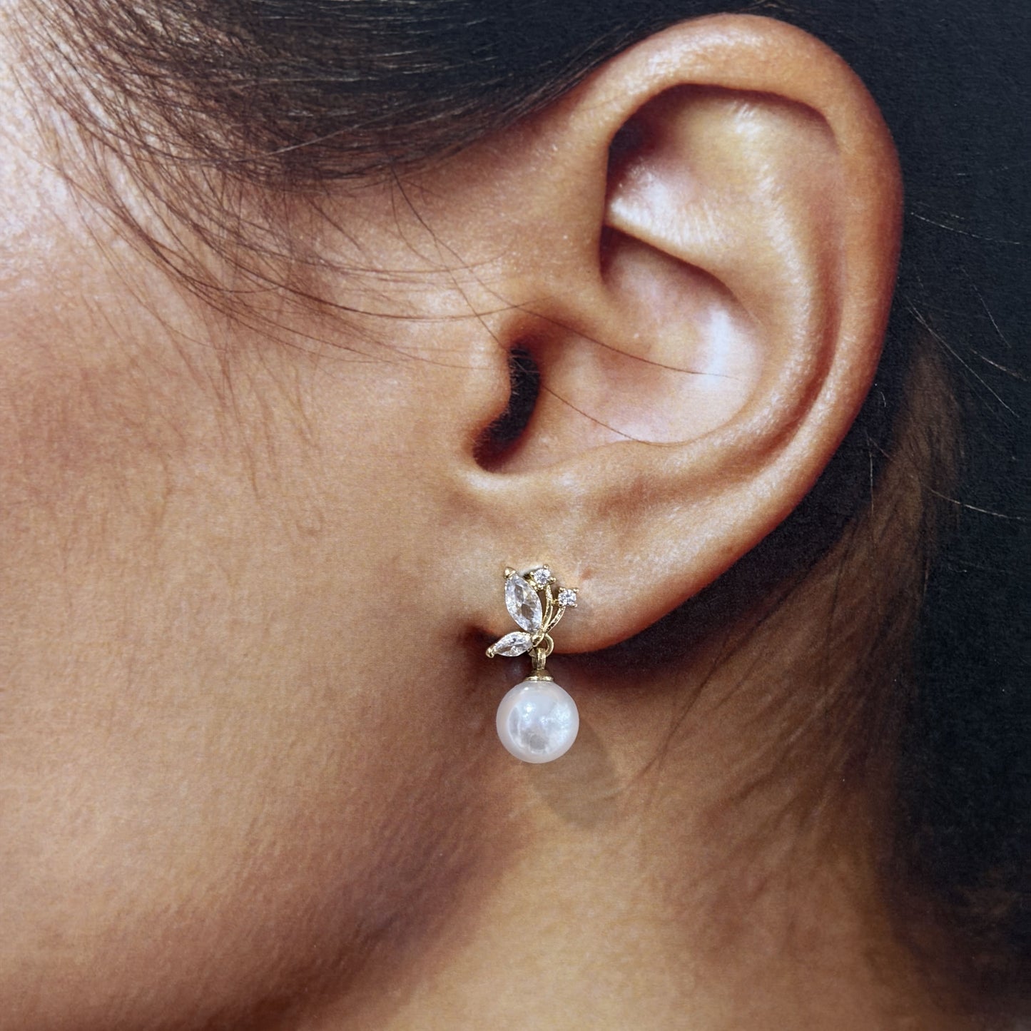 Arete pegado mini mariposa perla colgante chapa de oro