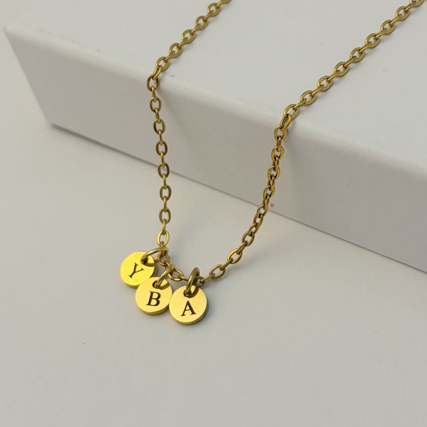 Collar personalizado con mini dijes iniciales de hijos regalo día de las madres