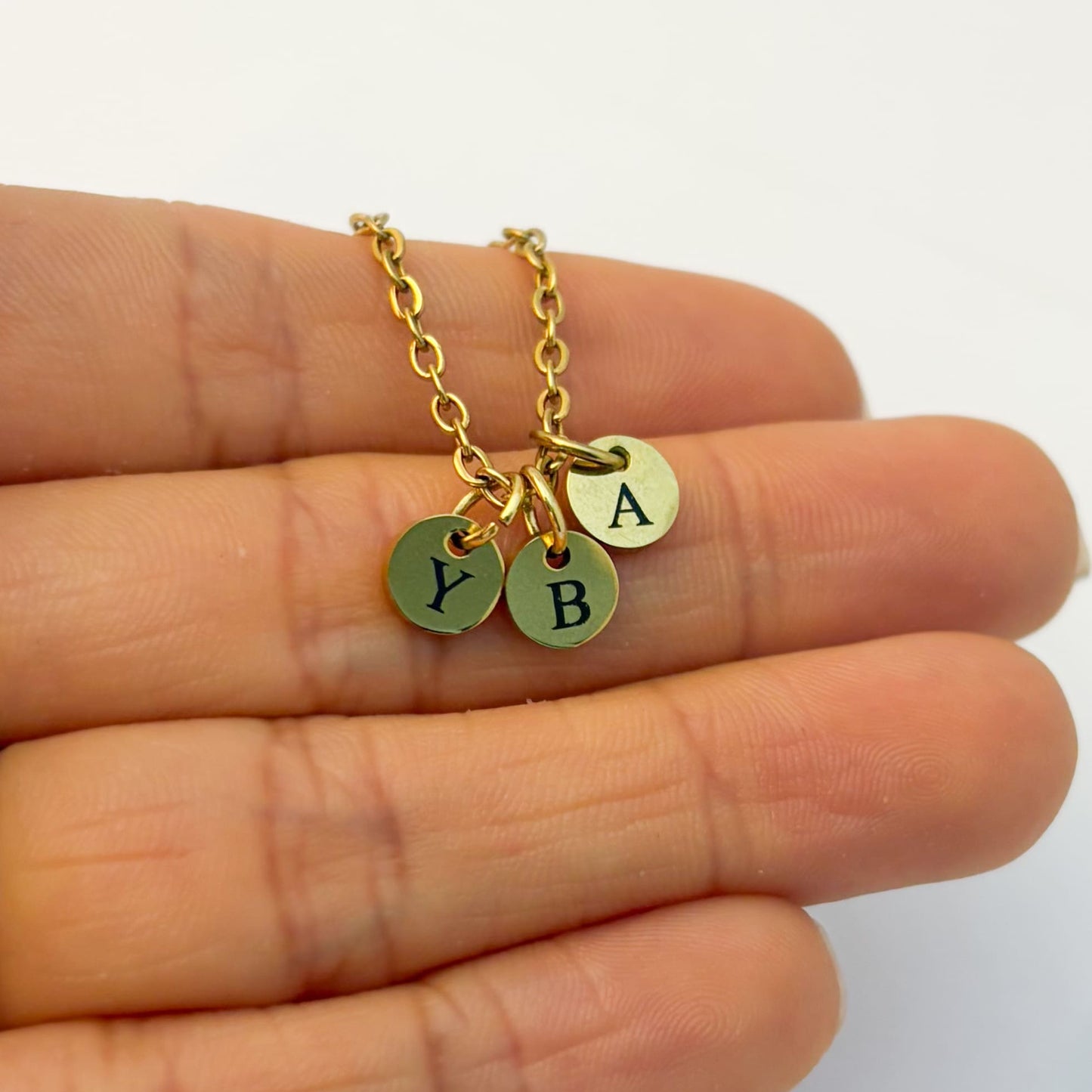Collar personalizado con mini dijes iniciales de hijos regalo día de las madres