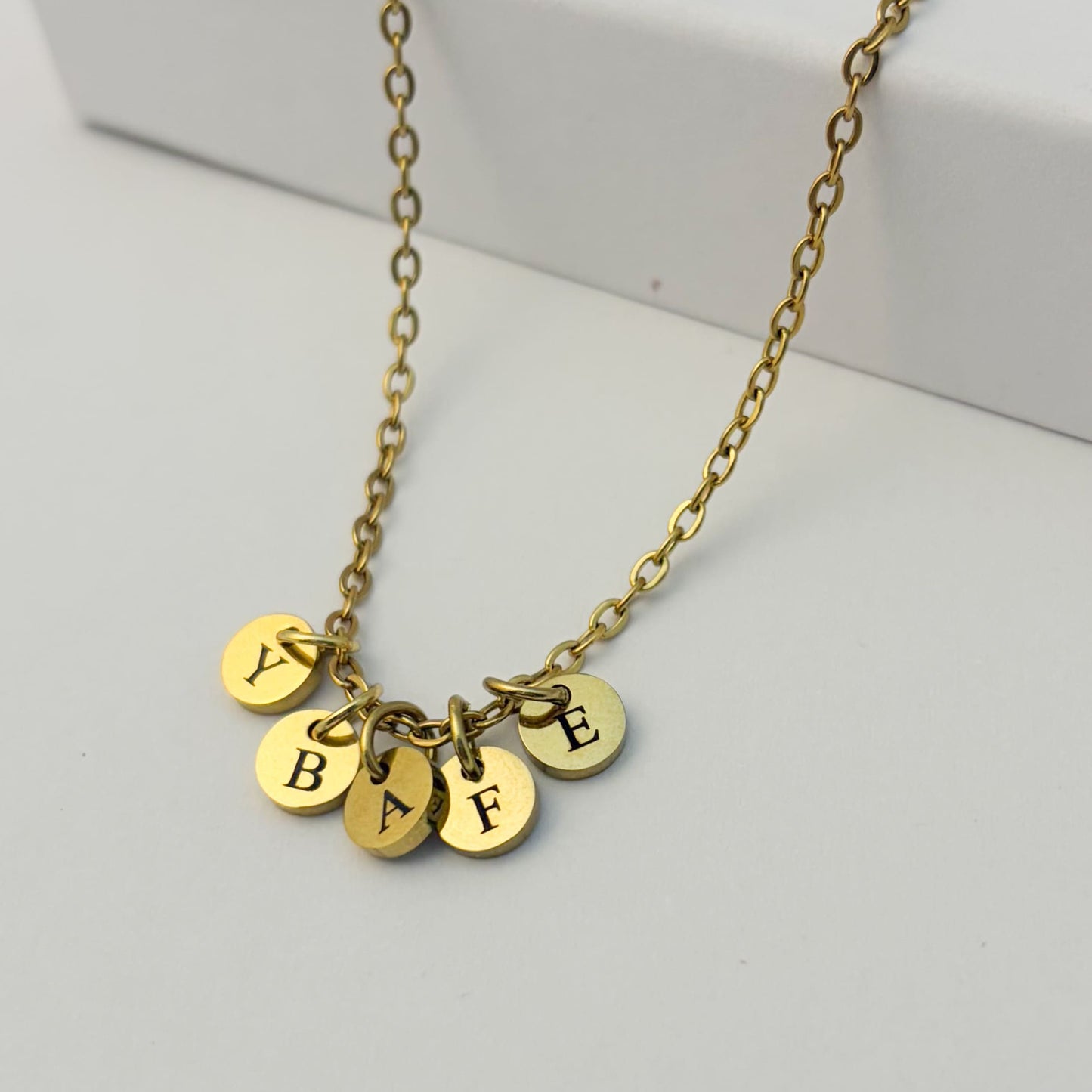 Collar personalizado con mini dijes iniciales de hijos regalo día de las madres
