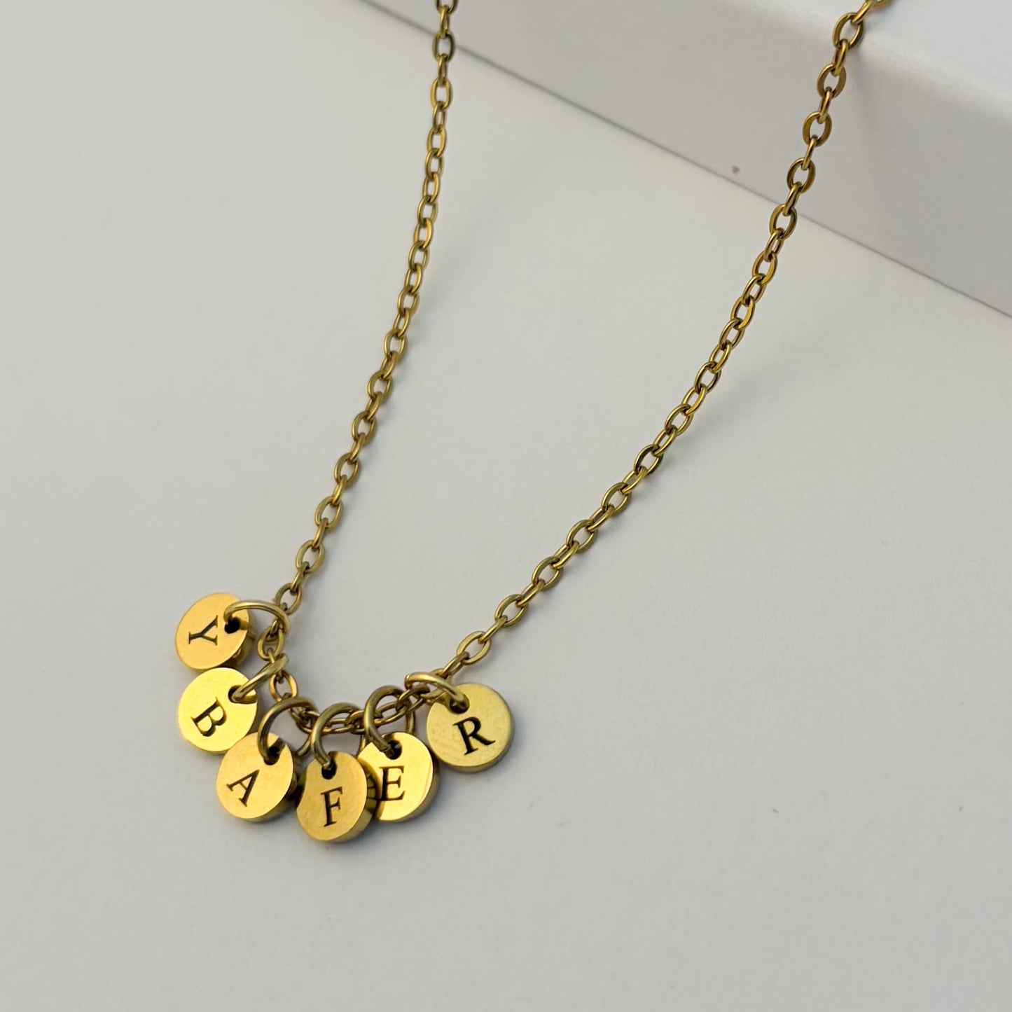 Collar personalizado con mini dijes iniciales de hijos regalo día de las madres