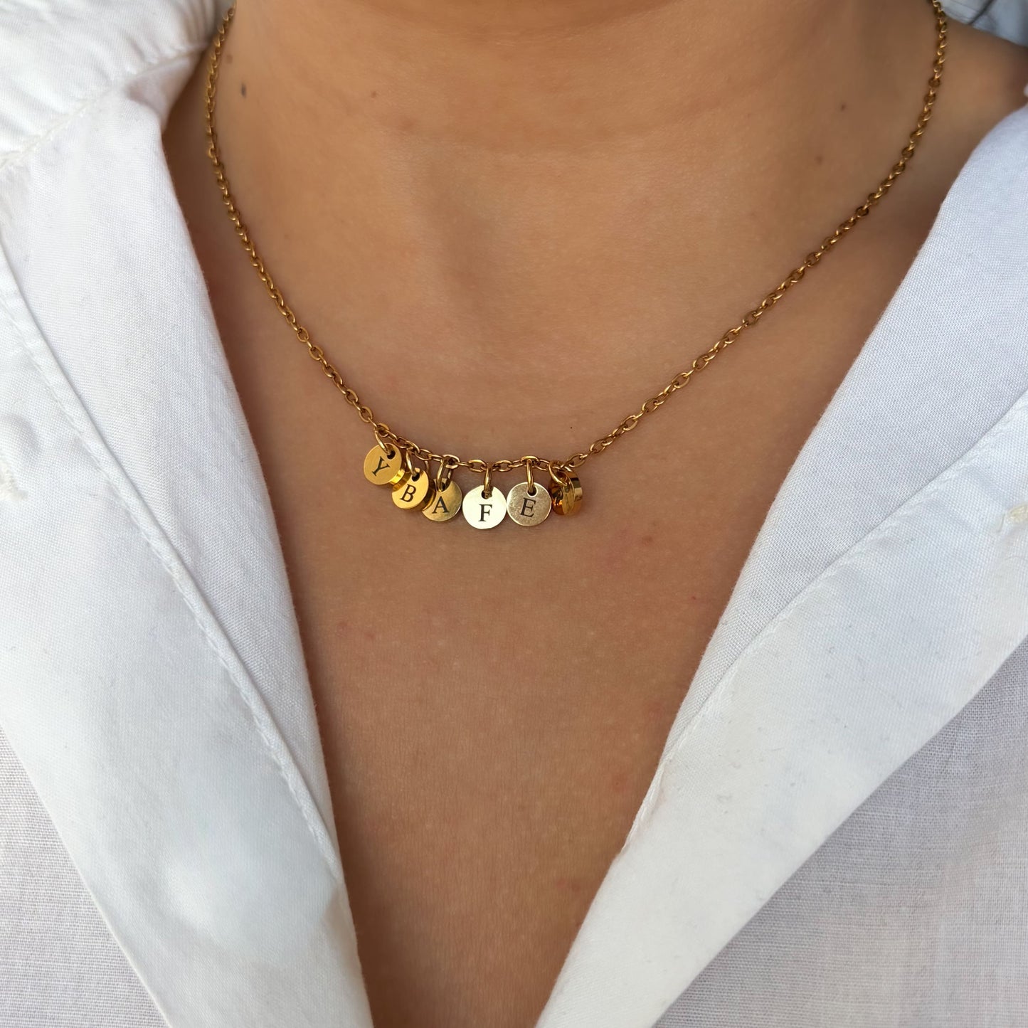 Collar personalizado con mini dijes iniciales de hijos regalo día de las madres