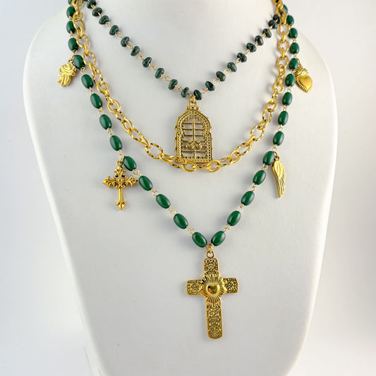 Collar triple acero premium cuentas verdes charms dorados