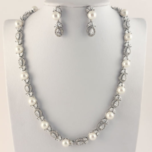 Set aretes y collar de perlas plateado elegante zirconias