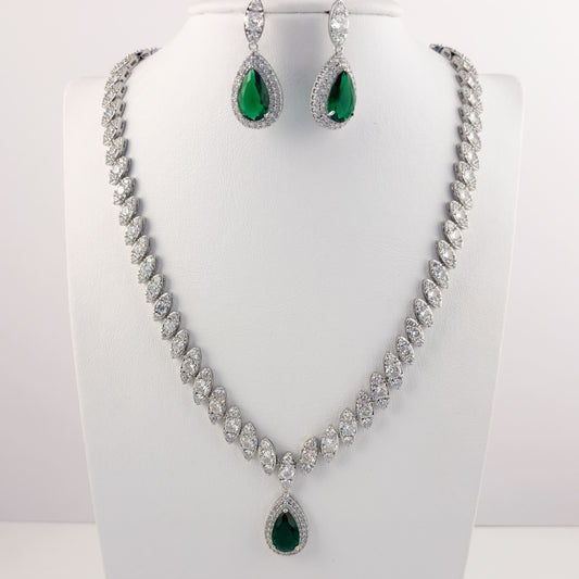 Set elegante aretes y collar zirconia baño de rodio