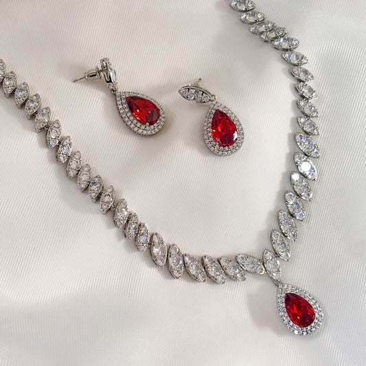 Set elegante aretes y collar zirconia baño de rodio