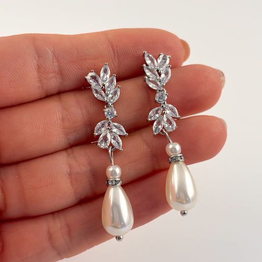 Aretes plateados con perla gota zirconias hojitas baño de oro