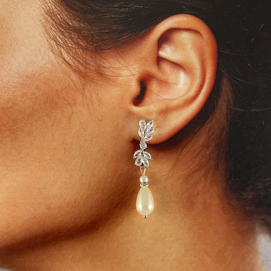 Aretes plateados con perla gota zirconias hojitas baño de oro