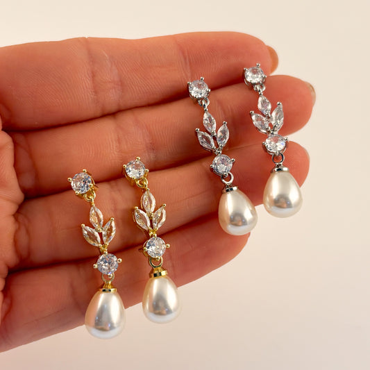 Aretes cortos dorados con perla gota zirconias hojitas baño de oro