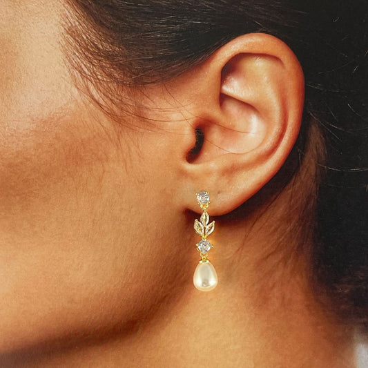 Aretes cortos dorados con perla gota zirconias hojitas baño de oro