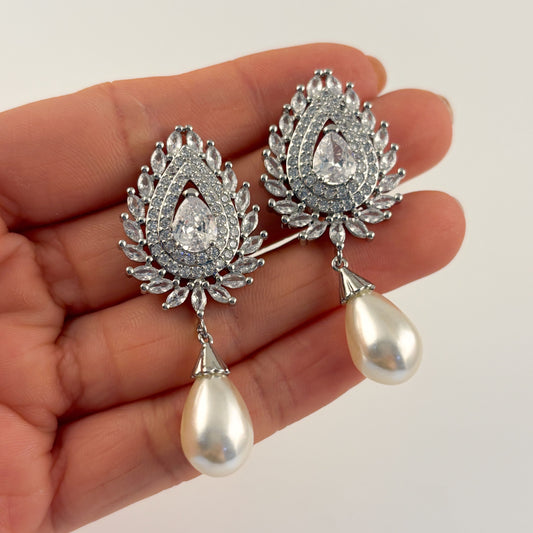 Aretes plateados con perla y zirconias pavo real baño de oro