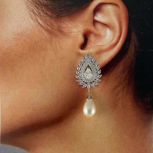 Aretes plateados con perla y zirconias pavo real baño de oro