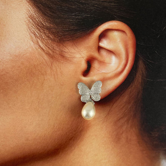 Aretes pegados plateados con perla zirconias mariposa redondeada