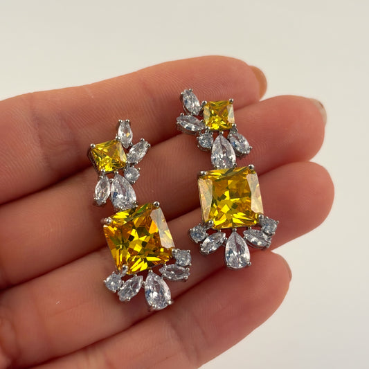 Aretes largos plateados zirconia premium cuadro amarillo bisutería fina