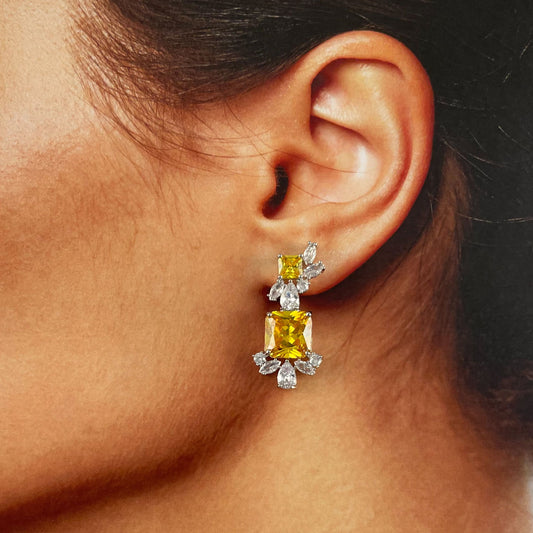 Aretes largos plateados zirconia premium cuadro amarillo bisutería fina