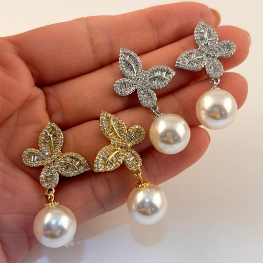 Aretes dorados con zirconia y perla mariposa baño de oro