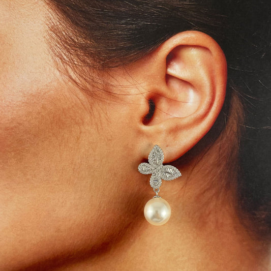 Aretes dorados con zirconia y perla mariposa baño de oro