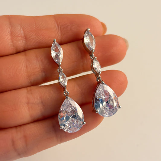 Aretes plateados largo medio zirconias 2 hojas gota