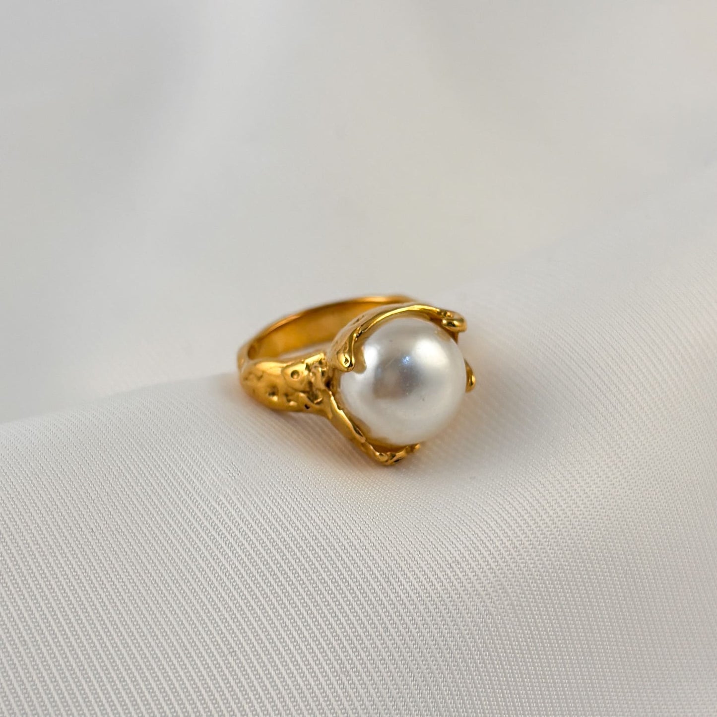 Anillo acero premium dorado perla textura