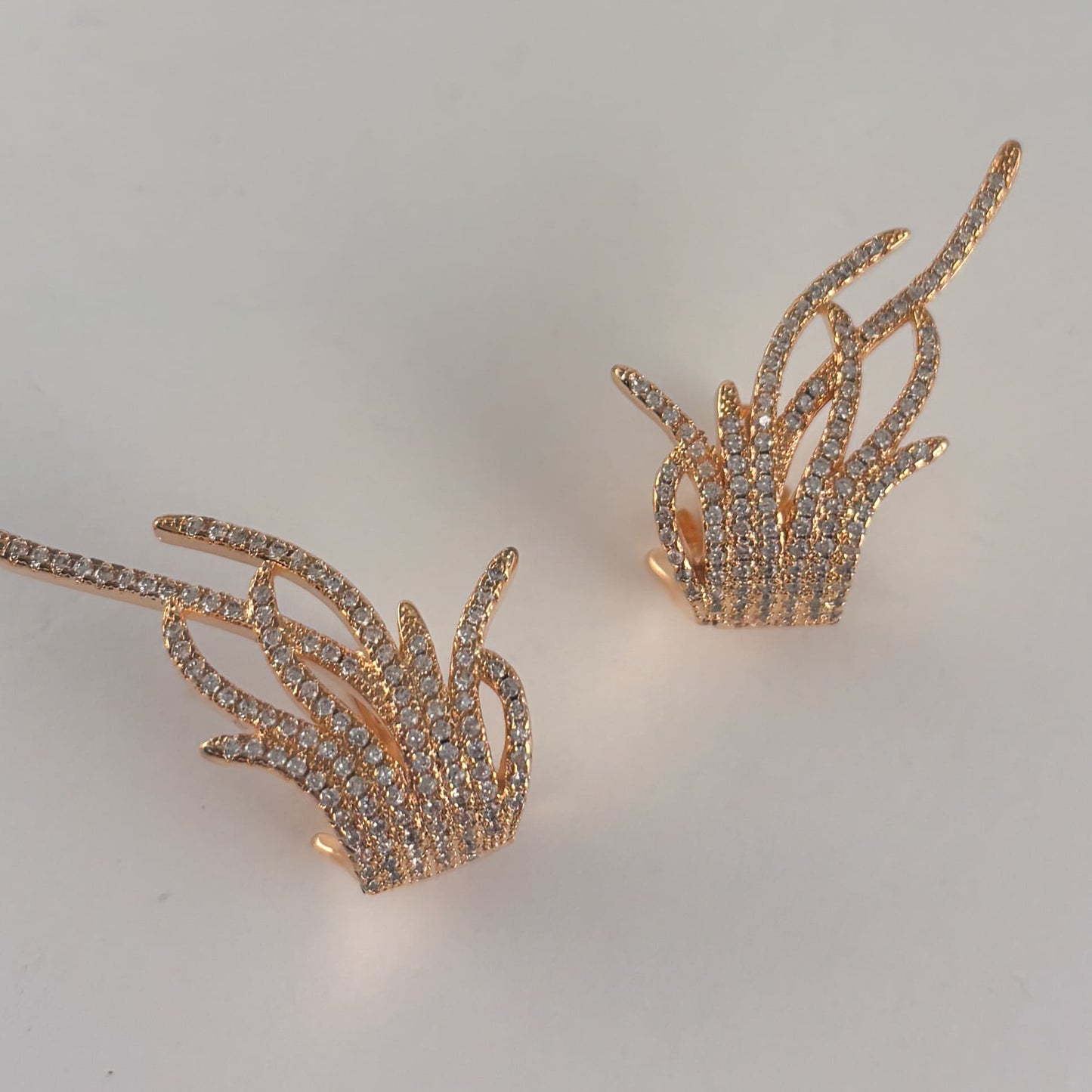 Aretes plateados zirconias huggies fuego