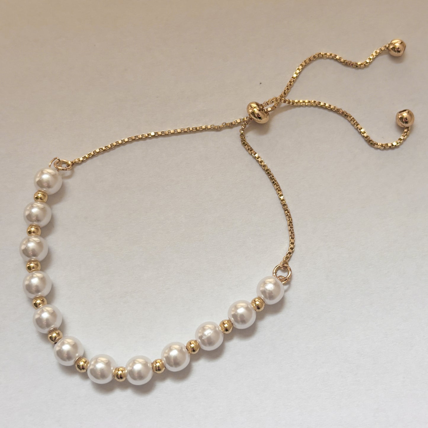 Pulsera perlas bolitas chapa de oro ajustable