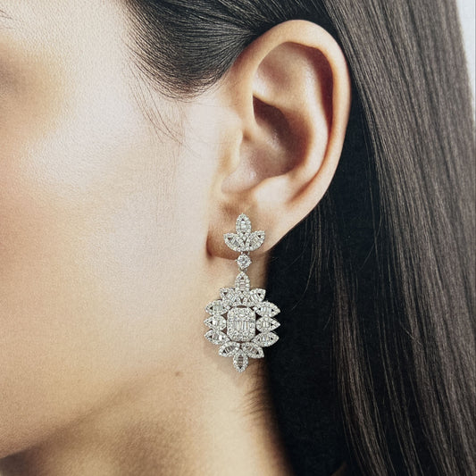 Arete largo flor imperial zirconias baño de oro