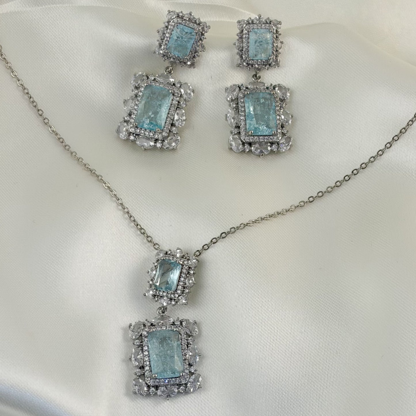 Set aretes y collar plateado zirconias azul claro cuadro elegante baño de oro
