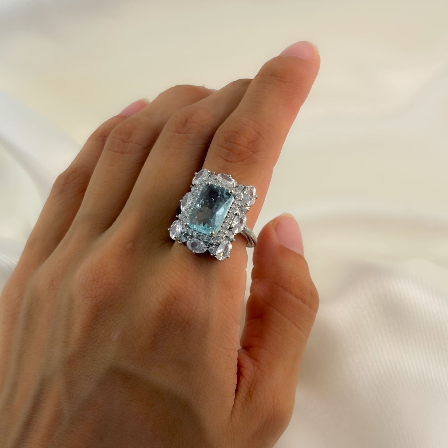 Anillo ajustable plateado zirconias azul claro cuadro