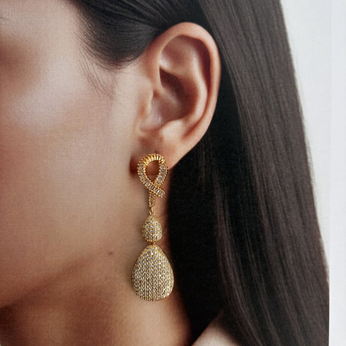 Aretes largos dorados zirconias nudo gotas baño de oro
