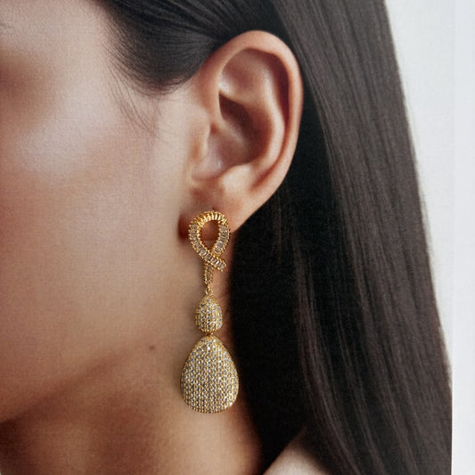 Aretes largos dorados zirconias nudo gotas baño de oro