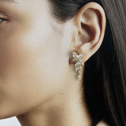 Aretes pegados zirconias racimo hojas baño de oro