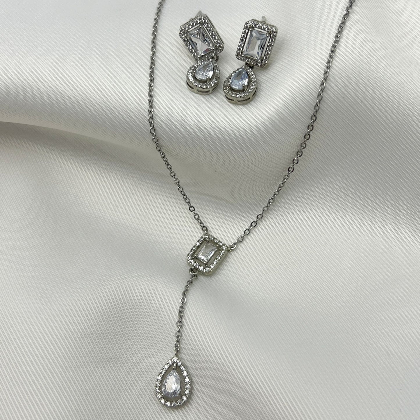 Set aretes y collar cuadro gotas zirconias baño de oro
