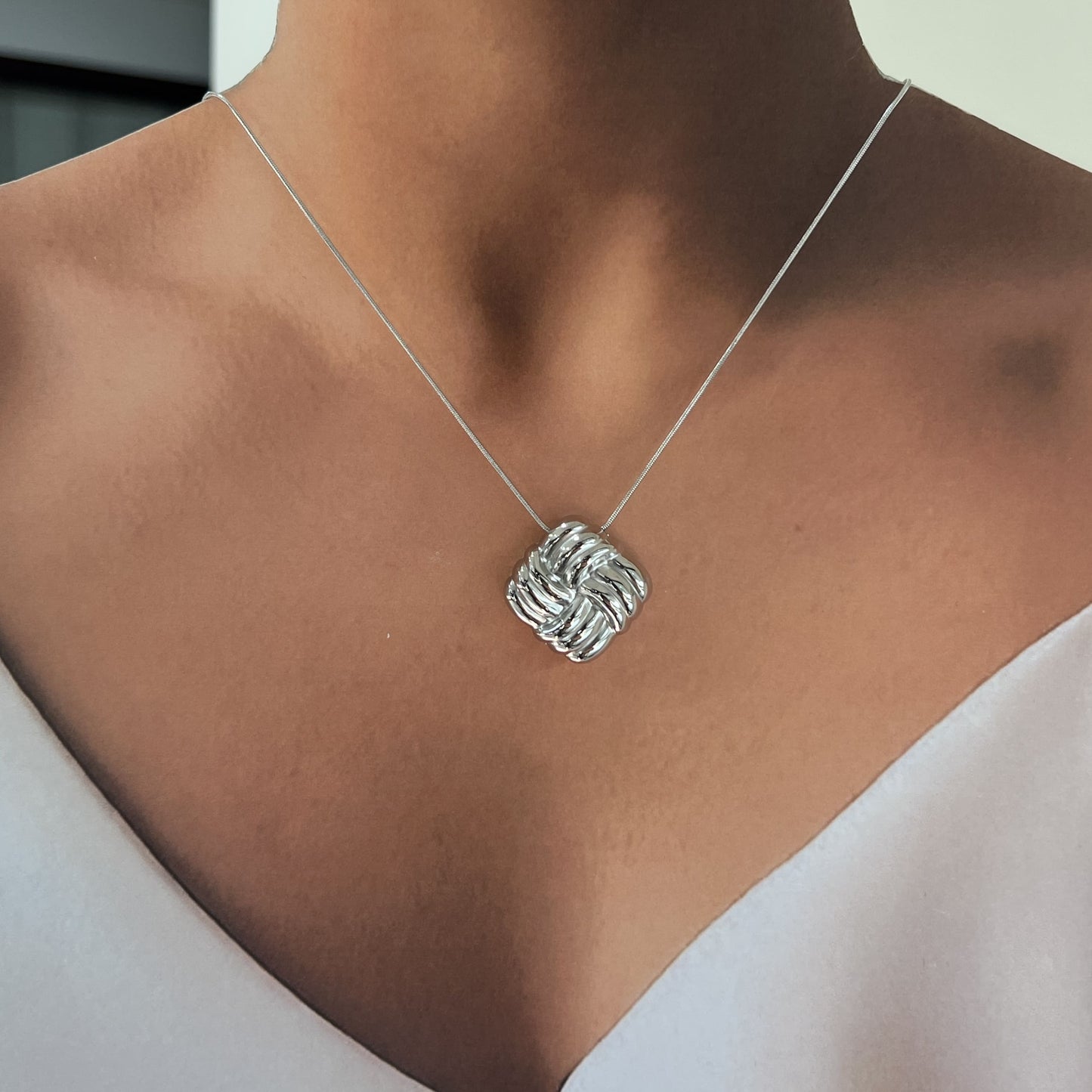 Collar acero cuadro calado