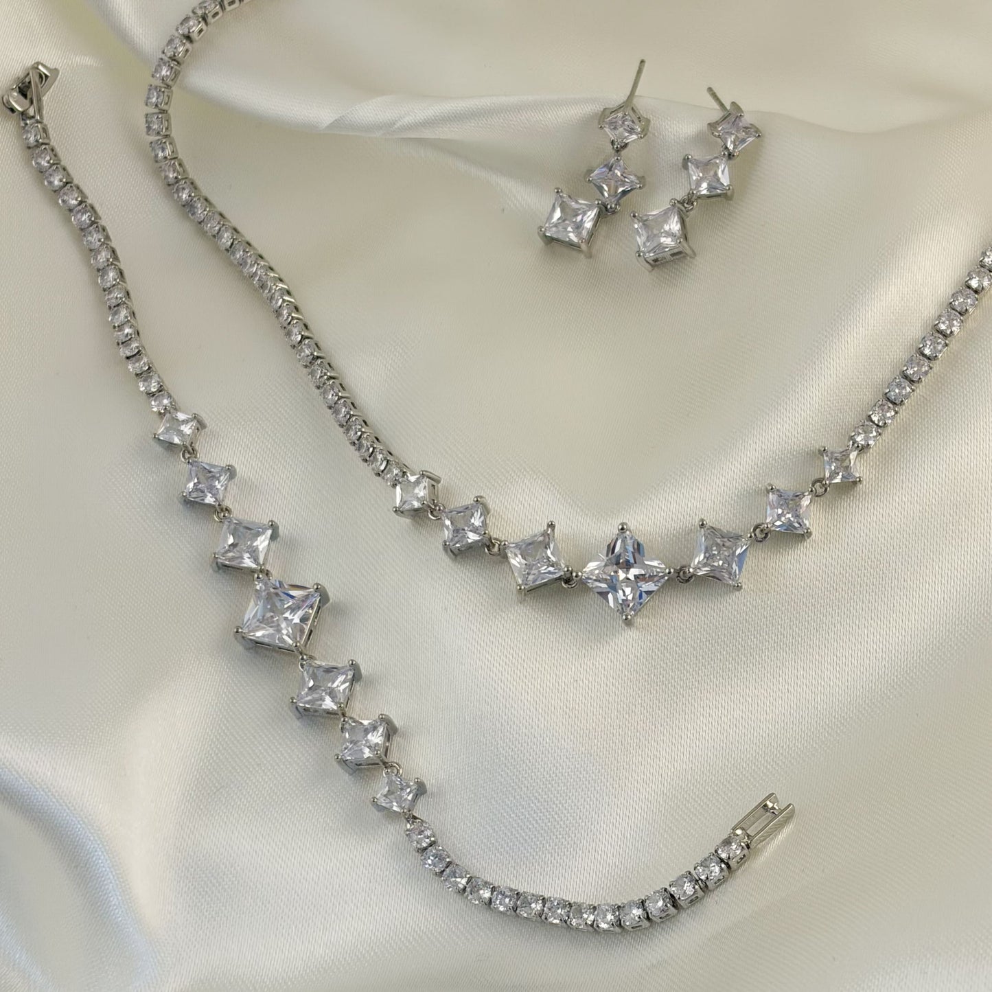 Set collar aretes y pulsera chapa de oro zirconias cuadros