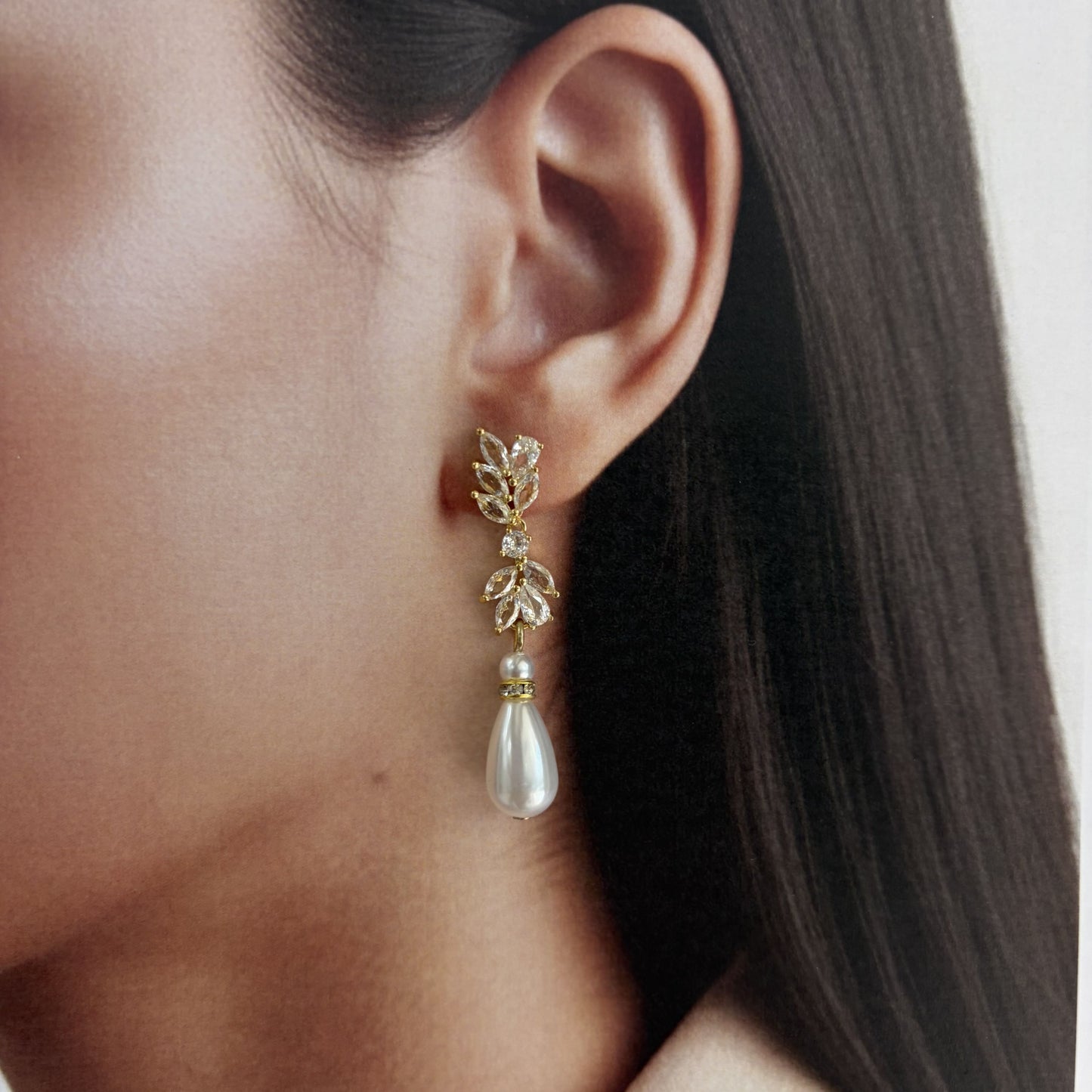 Aretes dorados zirconia gota perla baño de oro