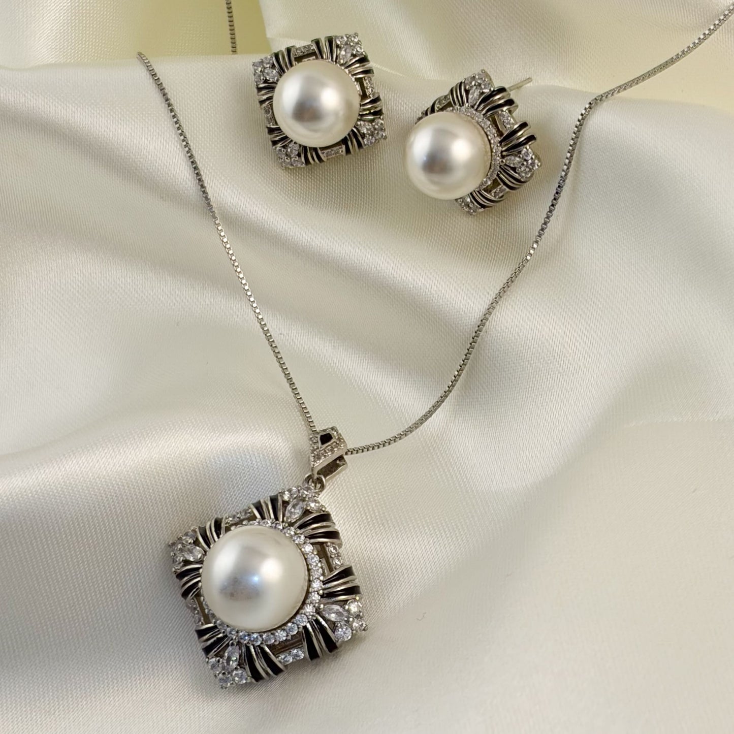 Set aretes y collar plateado perla blanca cuadro rodio