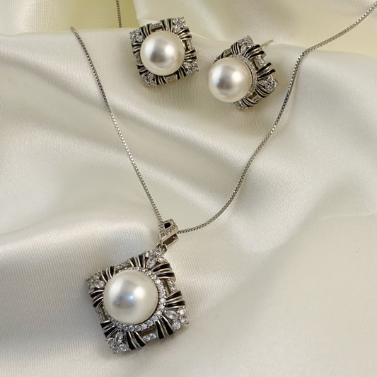 Set aretes y collar plateado perla blanca cuadro rodio