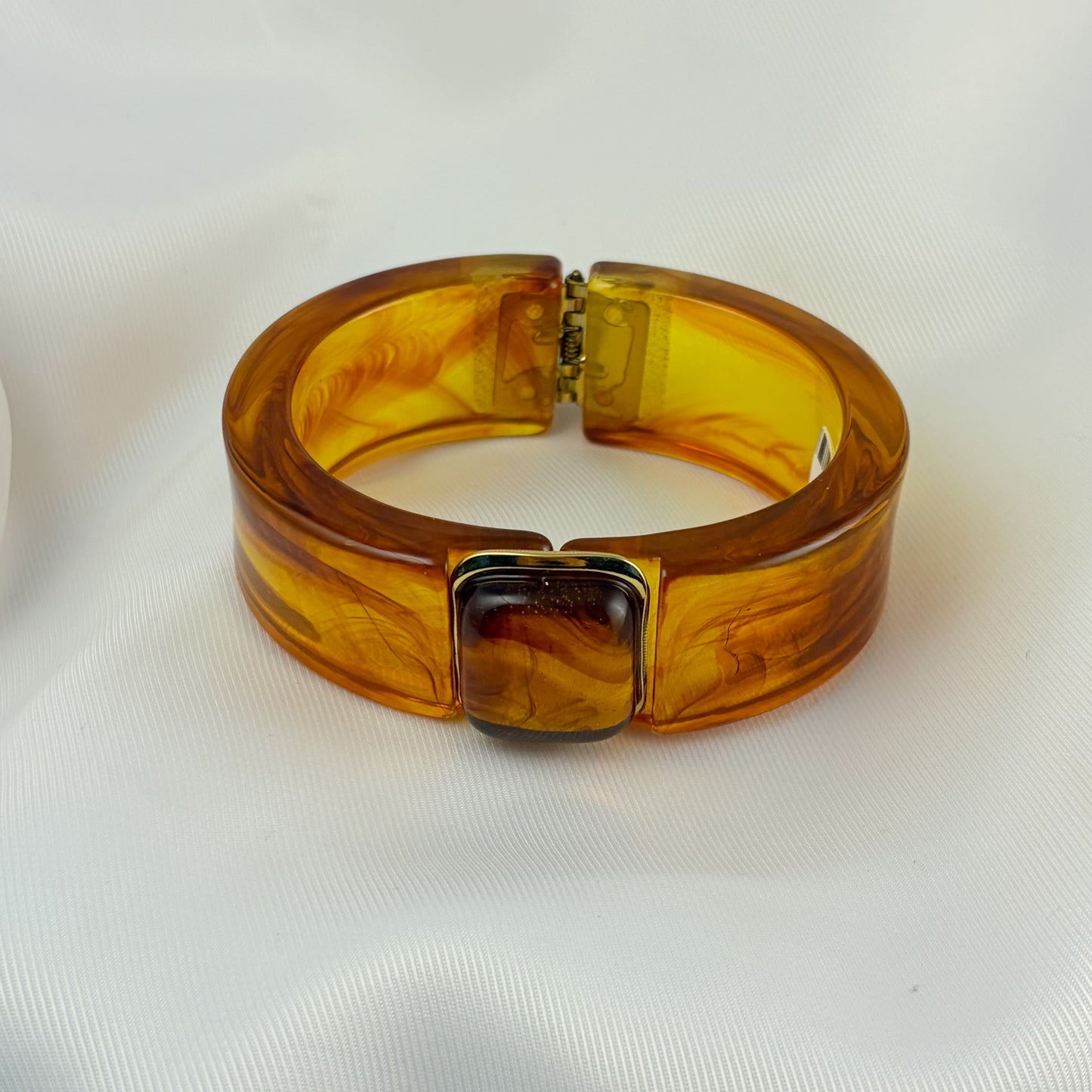 Brazalete acrilico ambar cuadro al centro acero