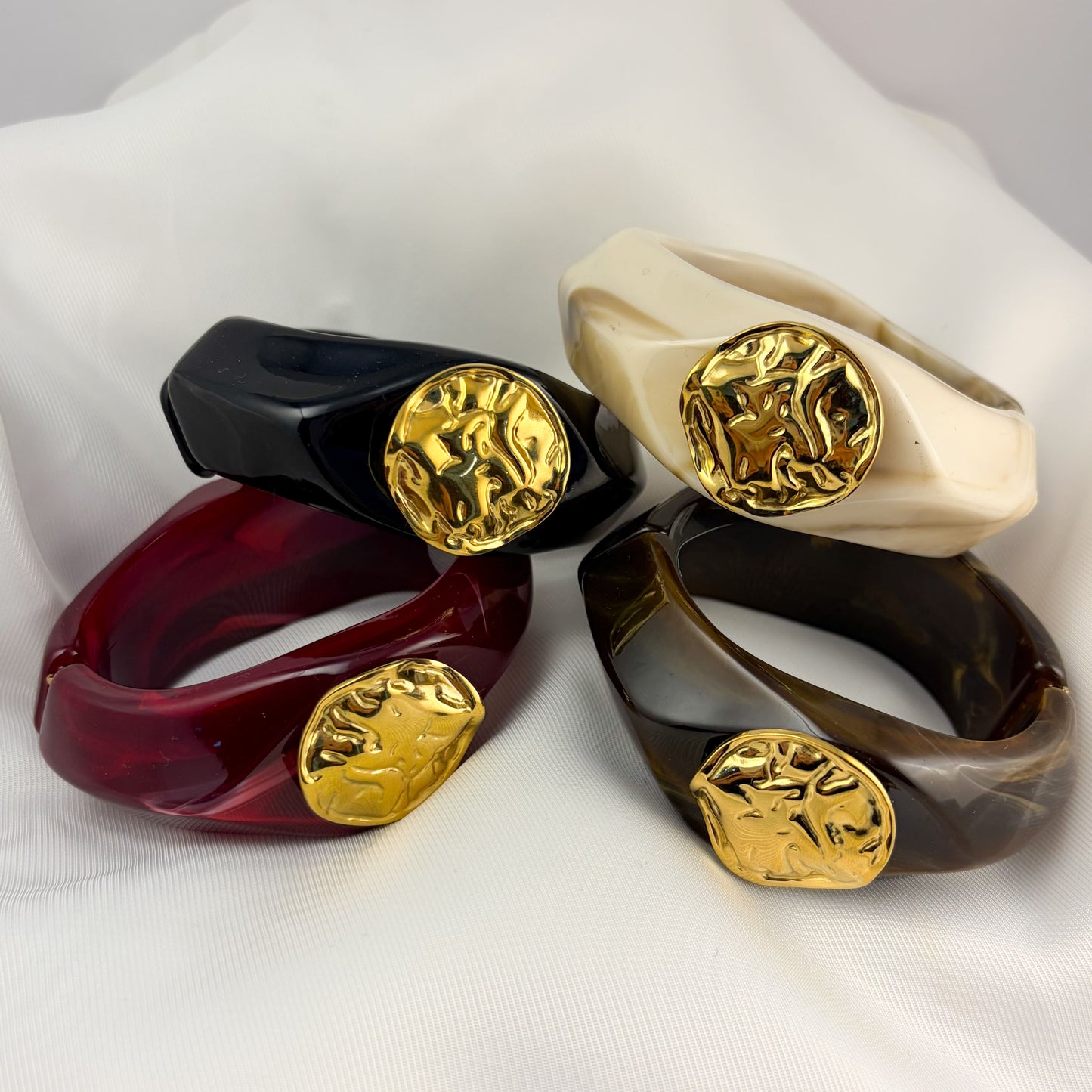 Brazalete acrilico con adorno al centro acero