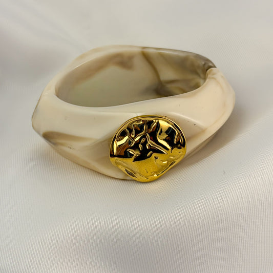 Brazalete acrilico con adorno al centro acero