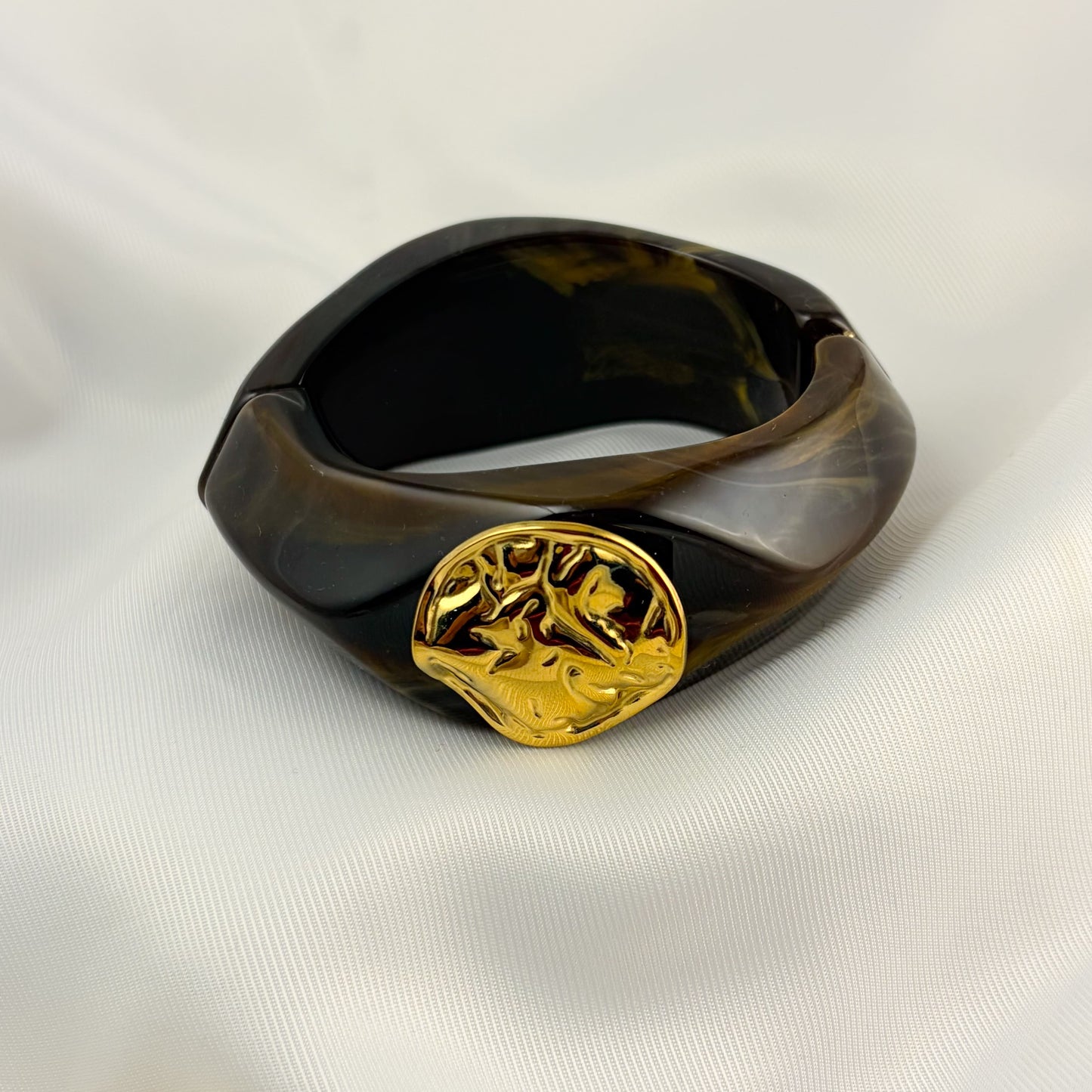 Brazalete acrilico con adorno al centro acero
