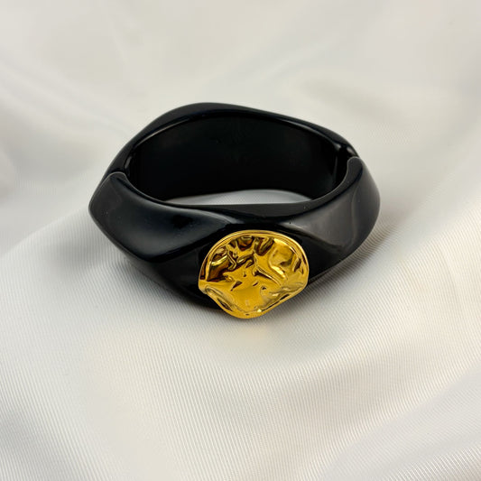 Brazalete acrilico con adorno al centro acero