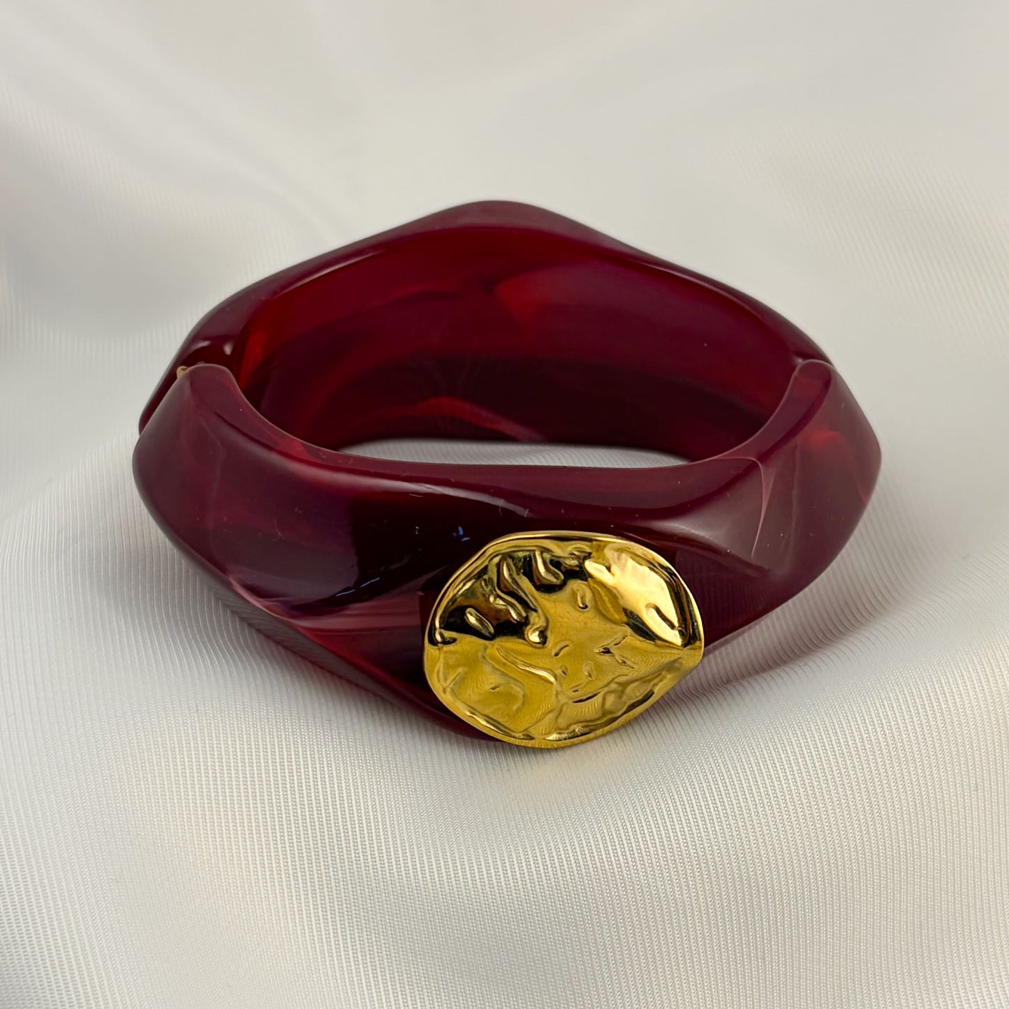 Brazalete acrilico con adorno al centro acero